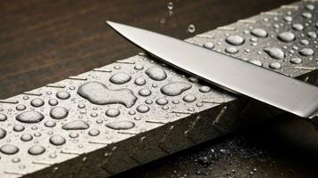 Diamantbryne med vanndråper og polert knivegg.