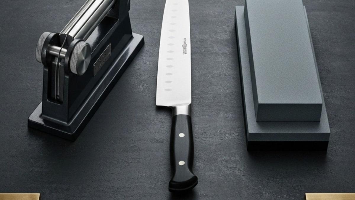 Manuell knivsliper og brynestein sammenlignet med kokkekniv.